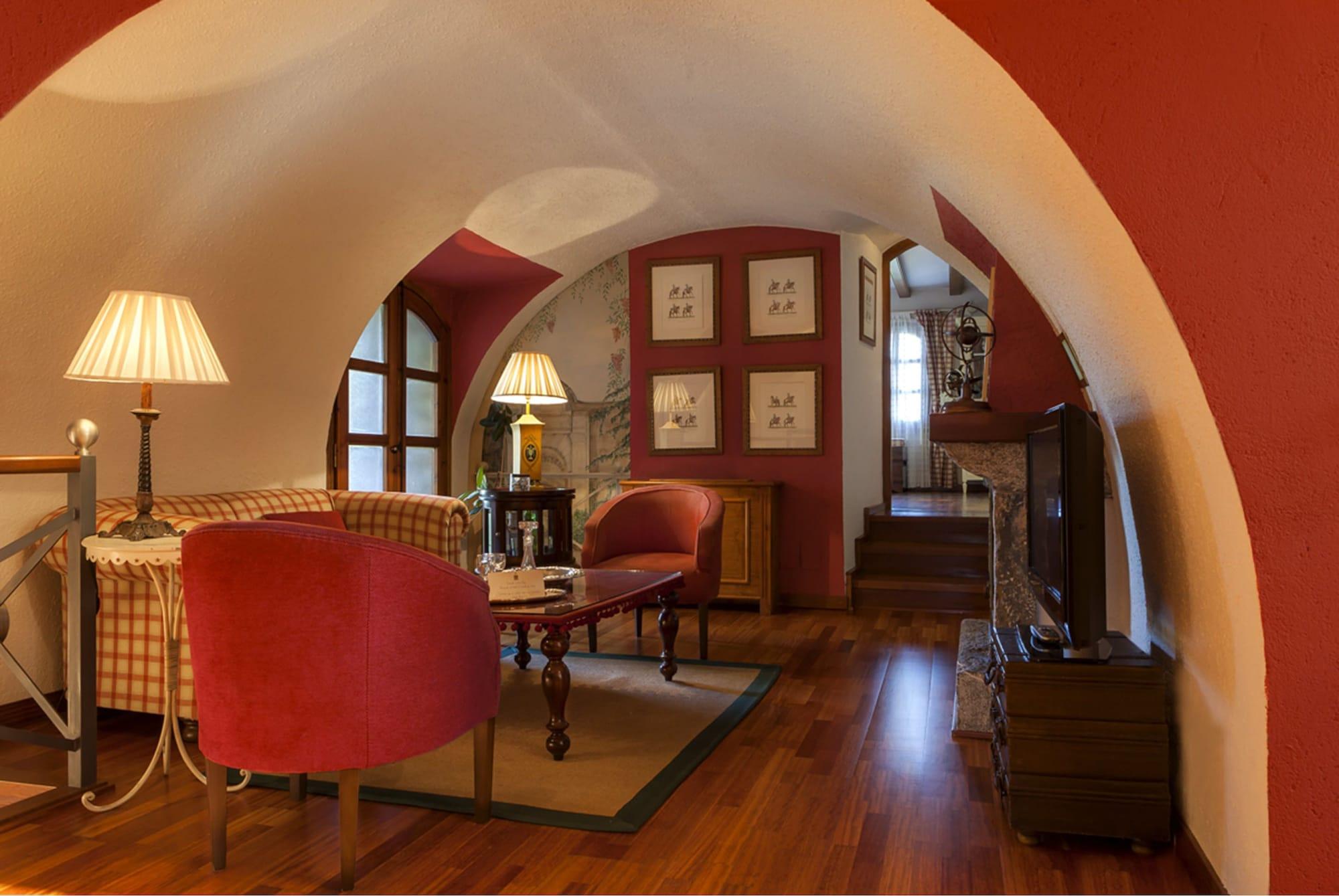 El Castell De Ciutat - Relais & Chateaux La Seu d'Urgell Buitenkant foto